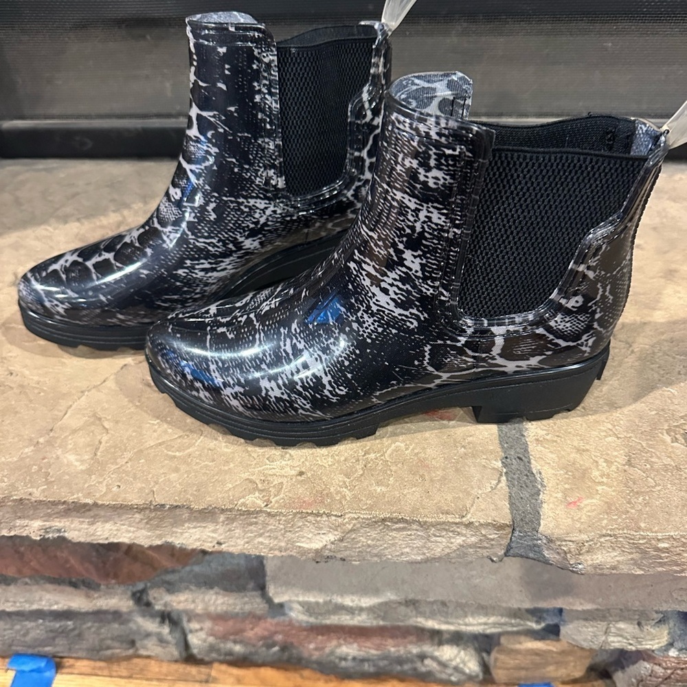 Seven7 Women's Black and White Snow Leapord Patterned chelsea style Rain Boots